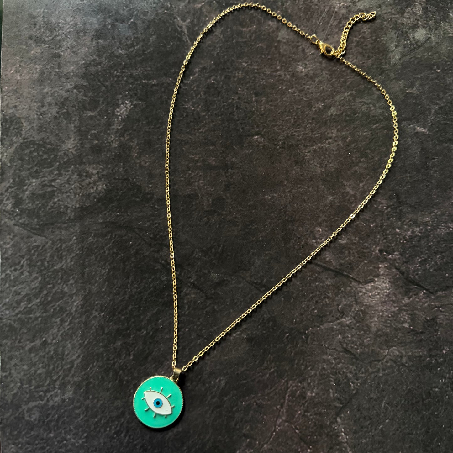 Collar con ojo verde