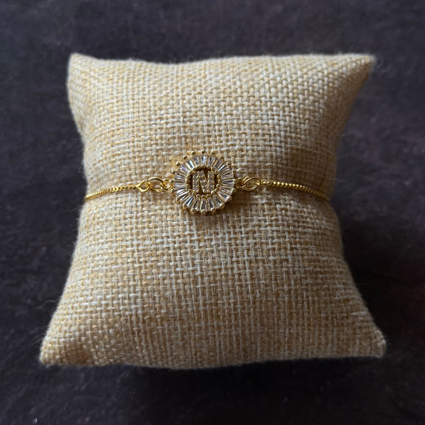 Brazalete con letra N