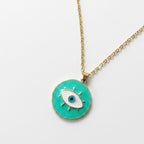 Collar con ojo verde