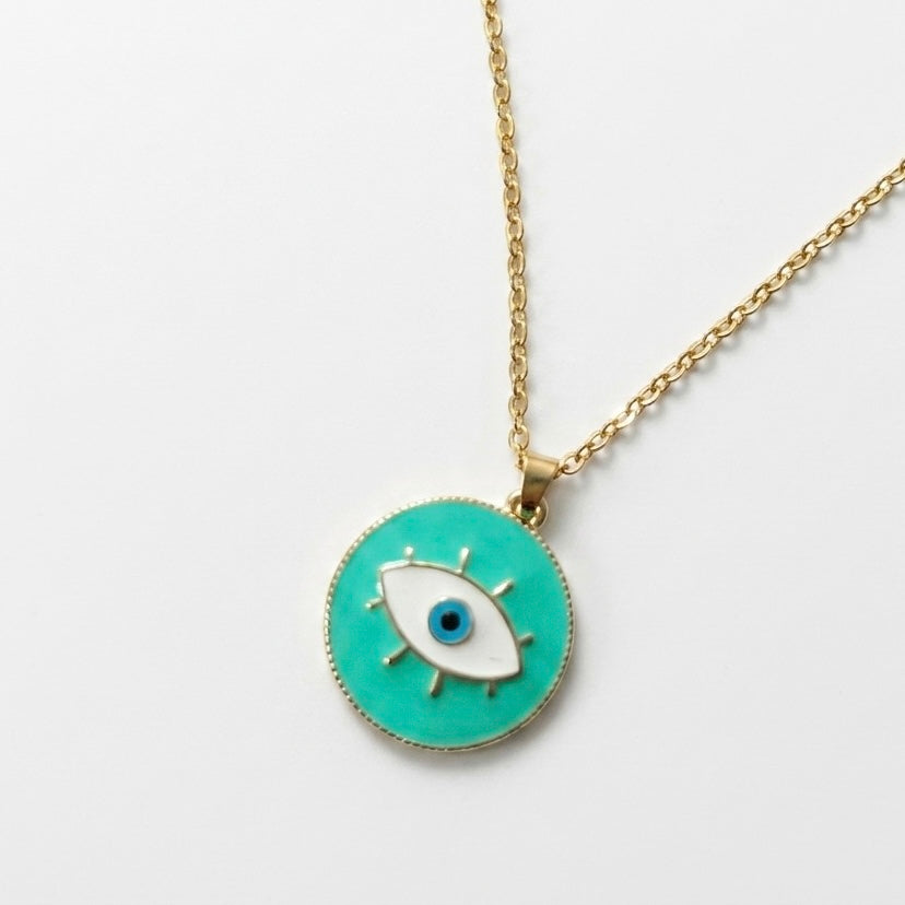 Collar con ojo verde