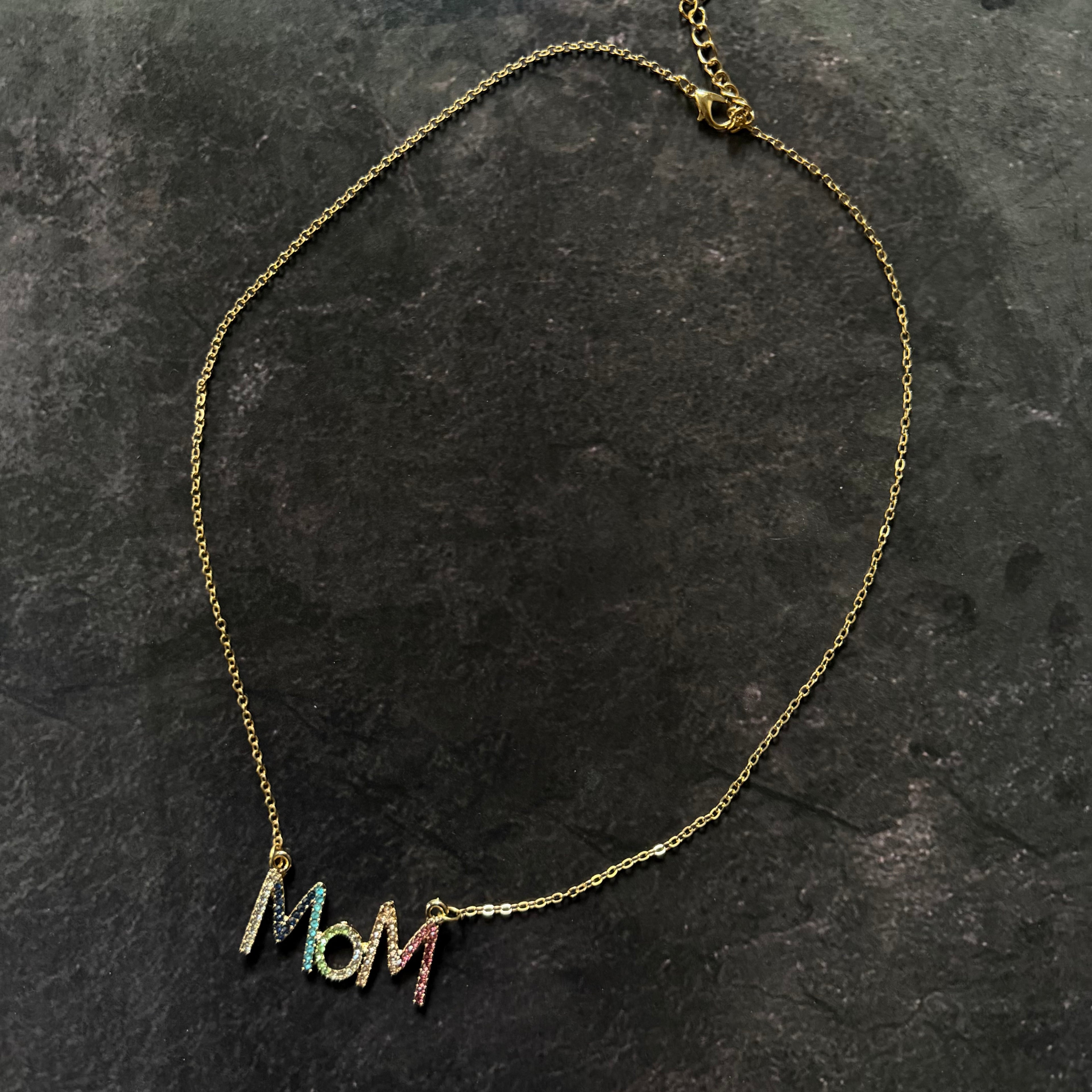 Collar con dije Mom