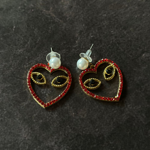 Aretes de corazón con ojos