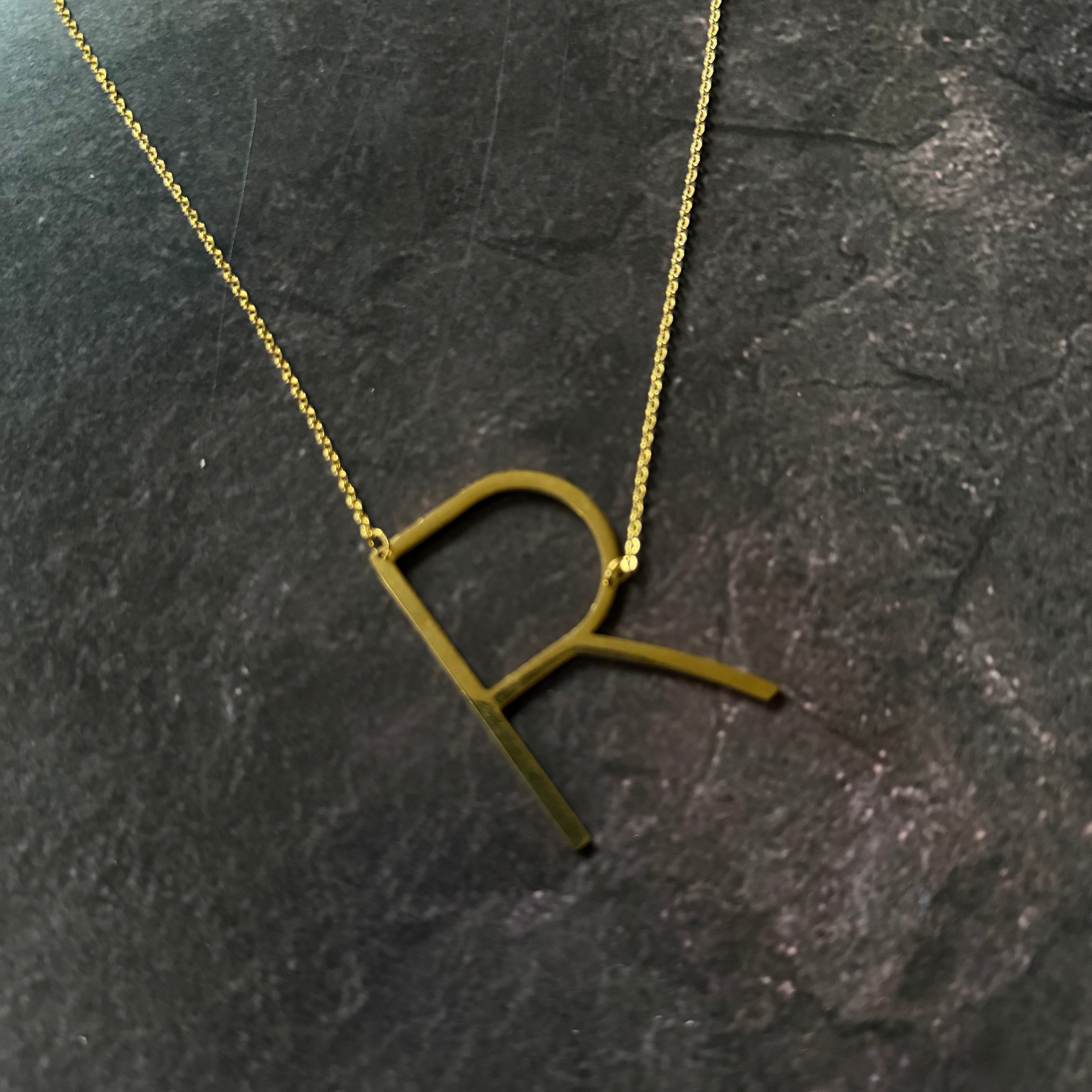 Collar con inicial R
