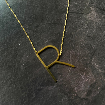 Collar con inicial R