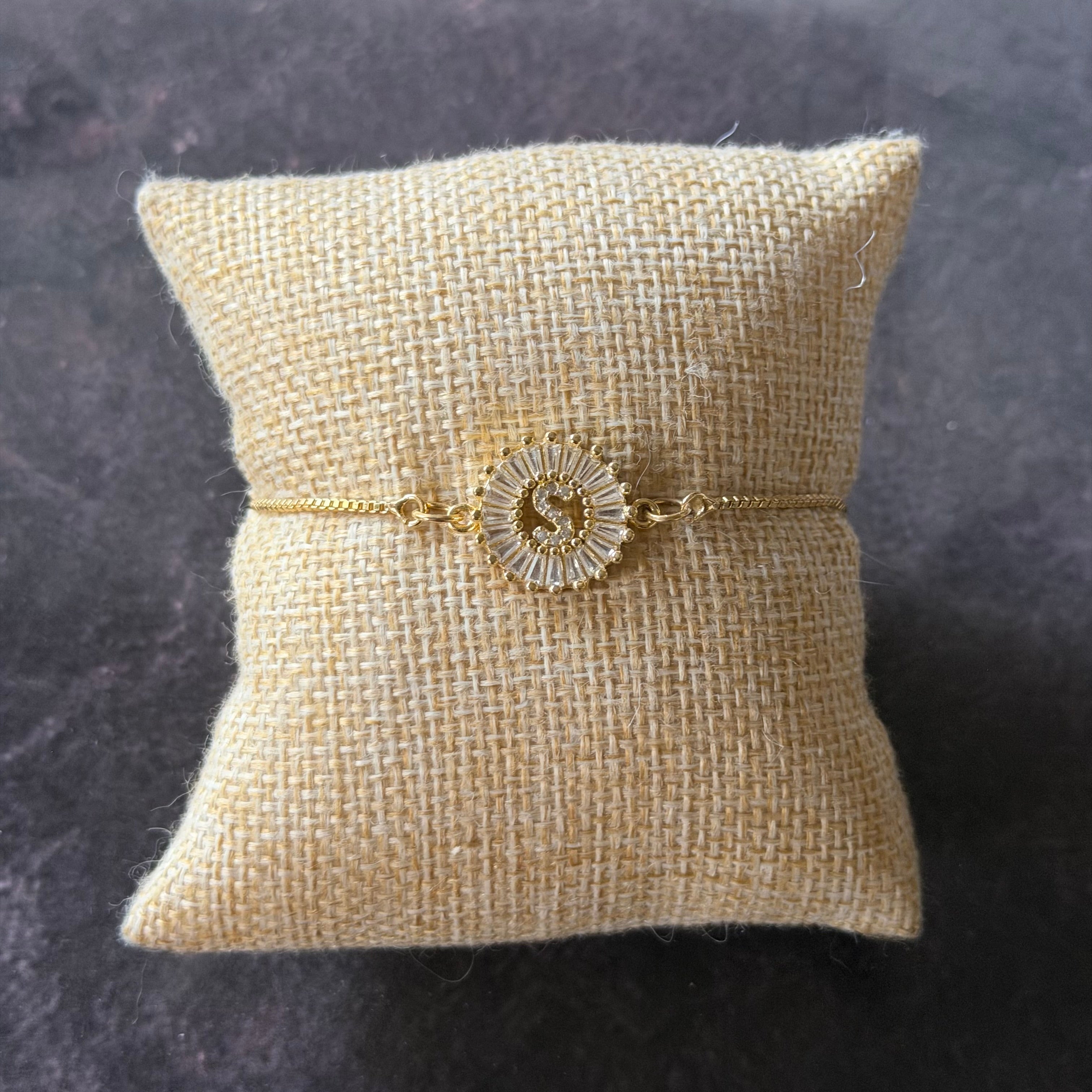 Brazalete con letra S
