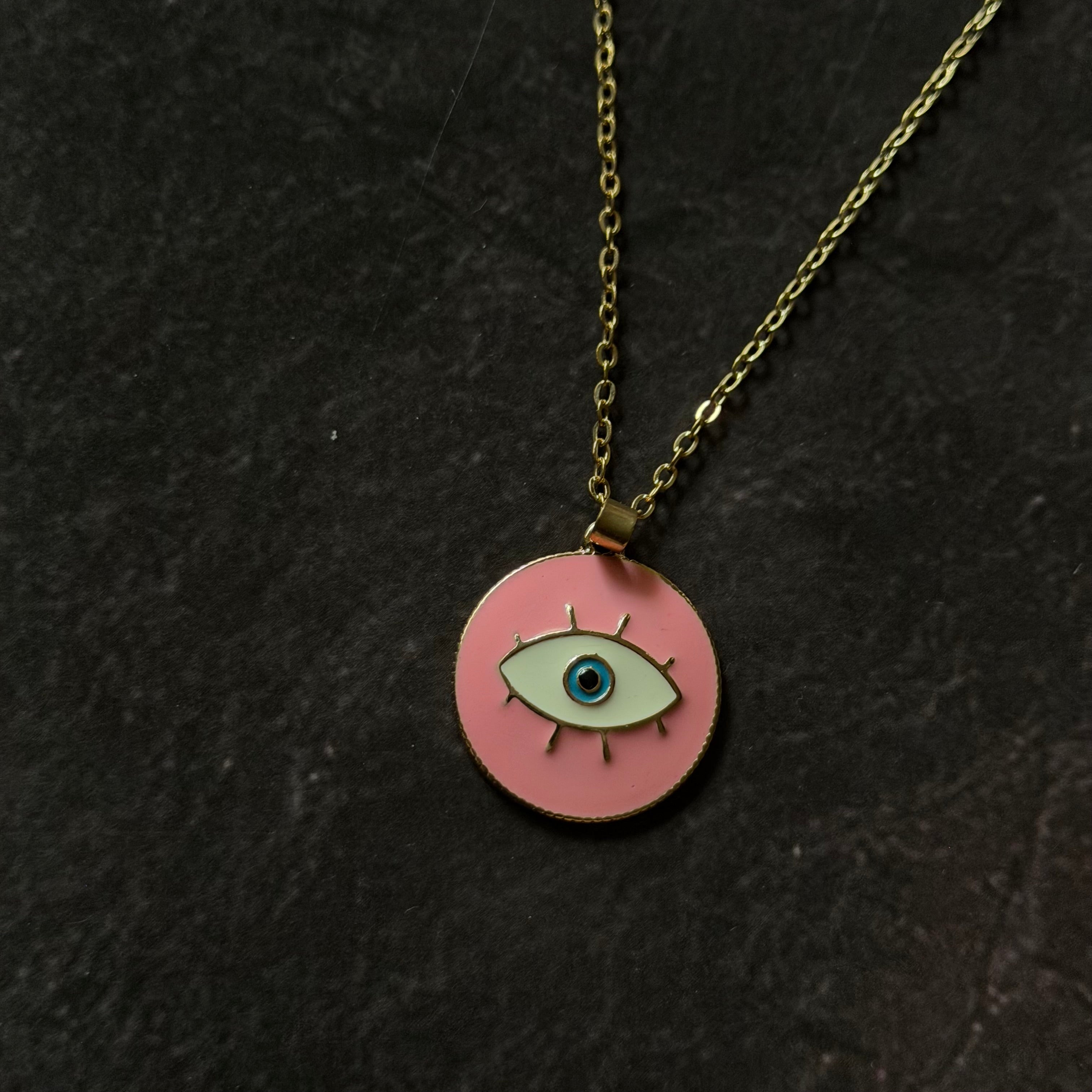 Collar con ojo rosa