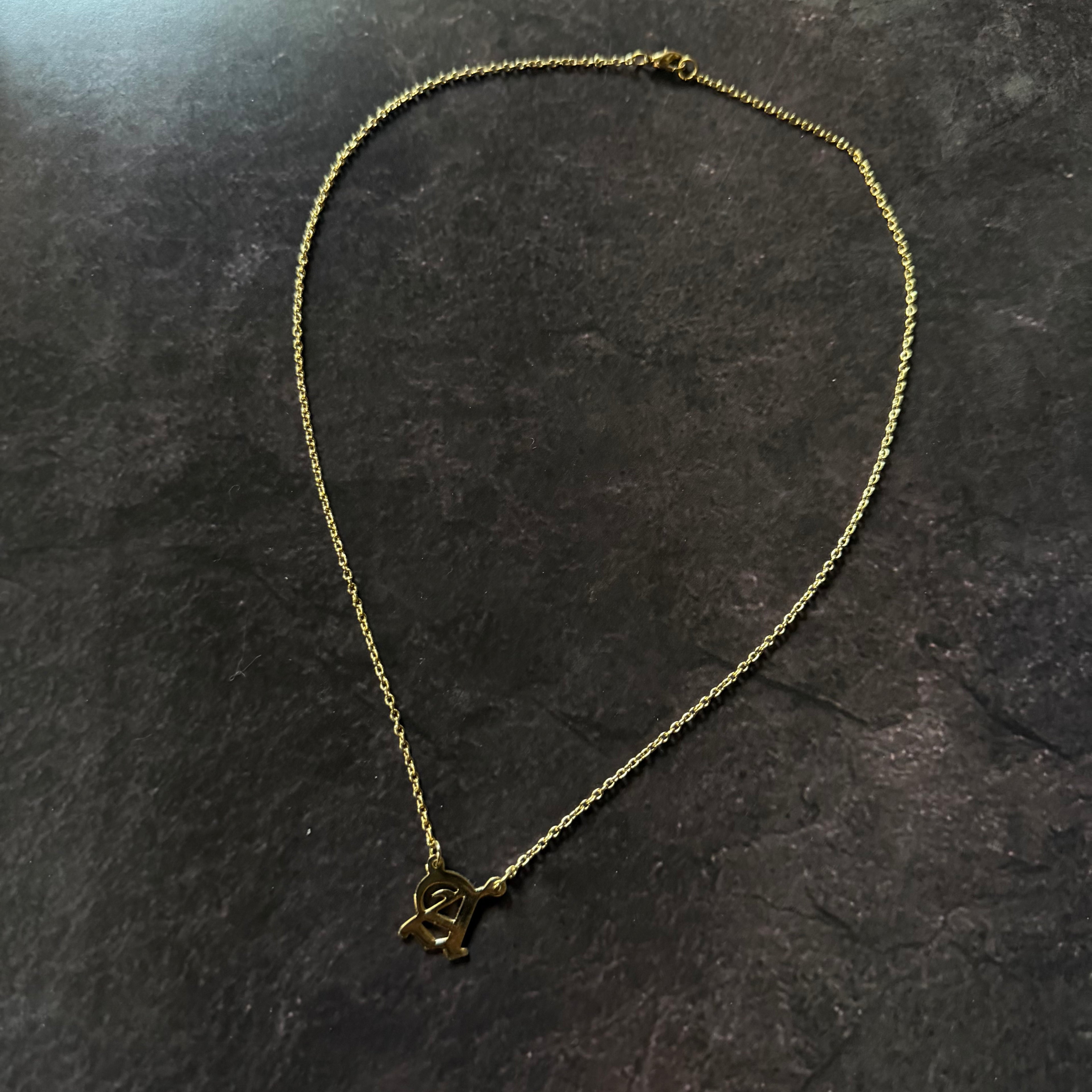 Collar con inicial