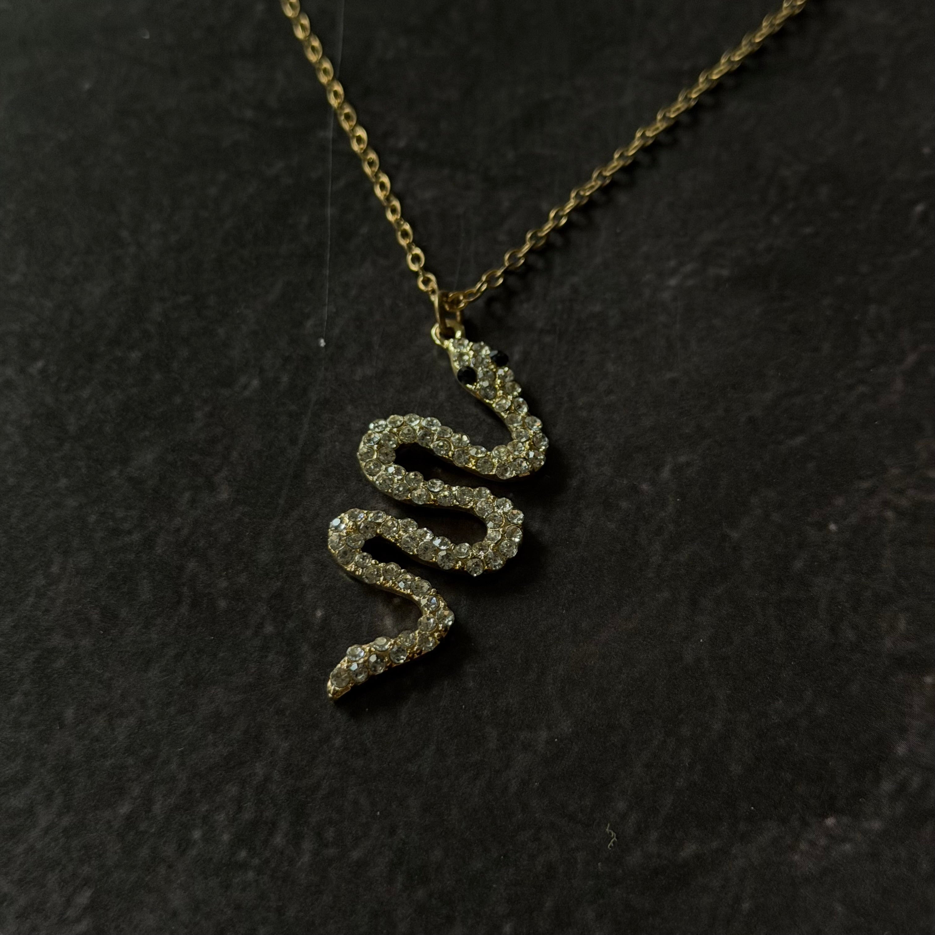 Collar con serpiente de zirconias