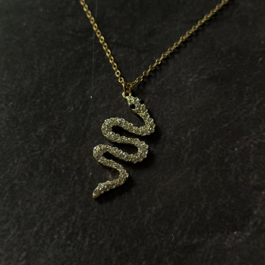 Collar con serpiente de zirconias