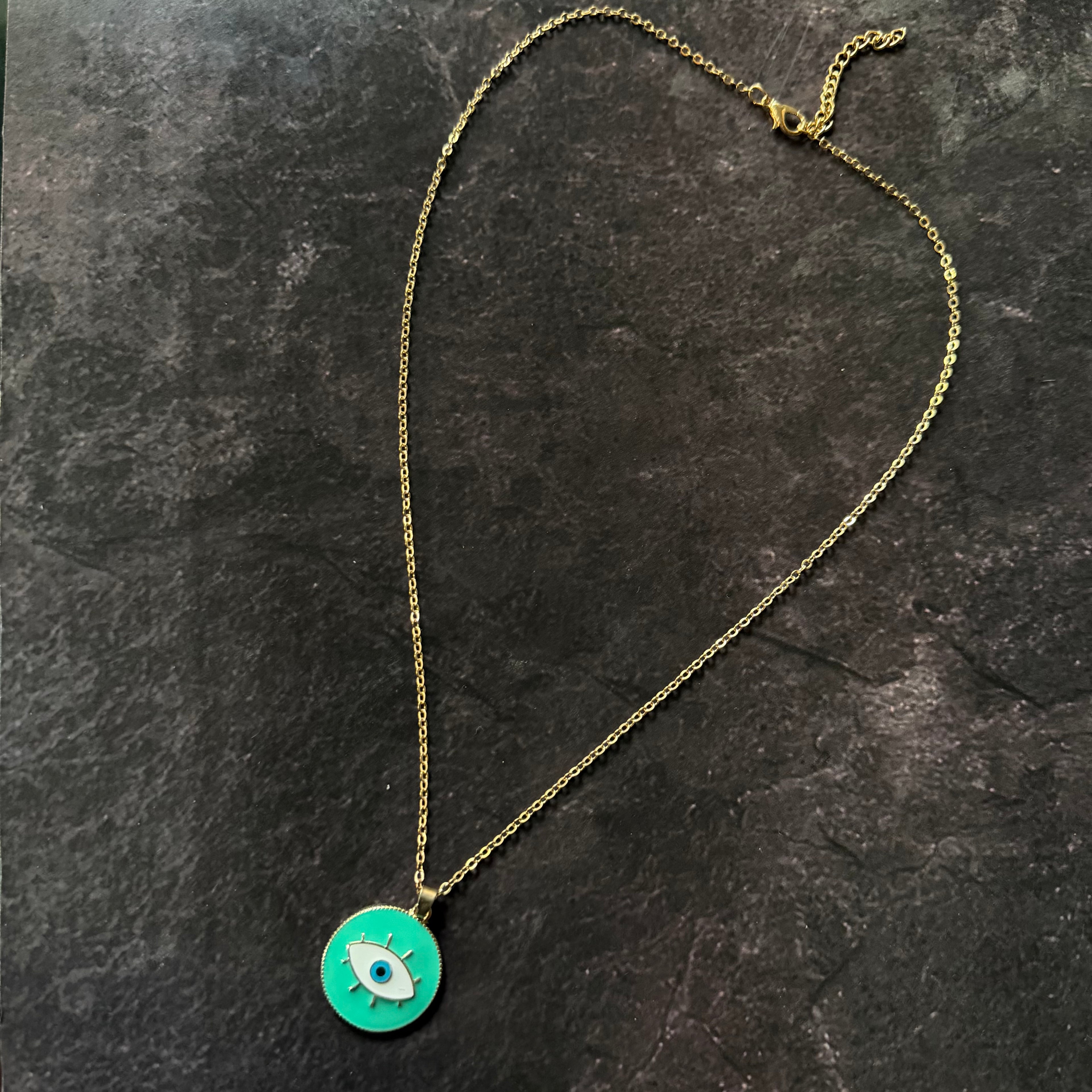 Collar con ojo verde