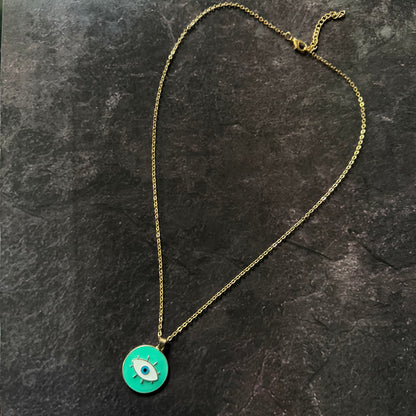 Collar con ojo verde
