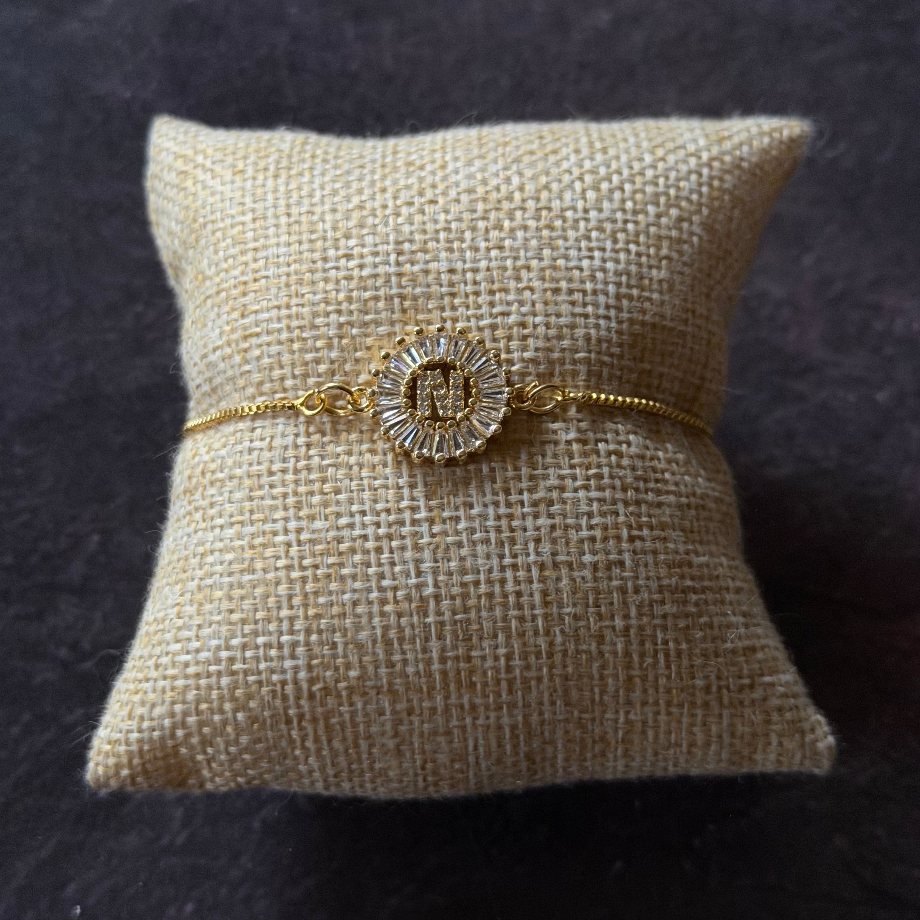 Brazalete con letra N