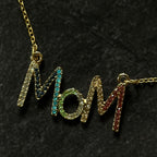 Collar con dije Mom
