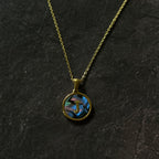 Collar con letra J