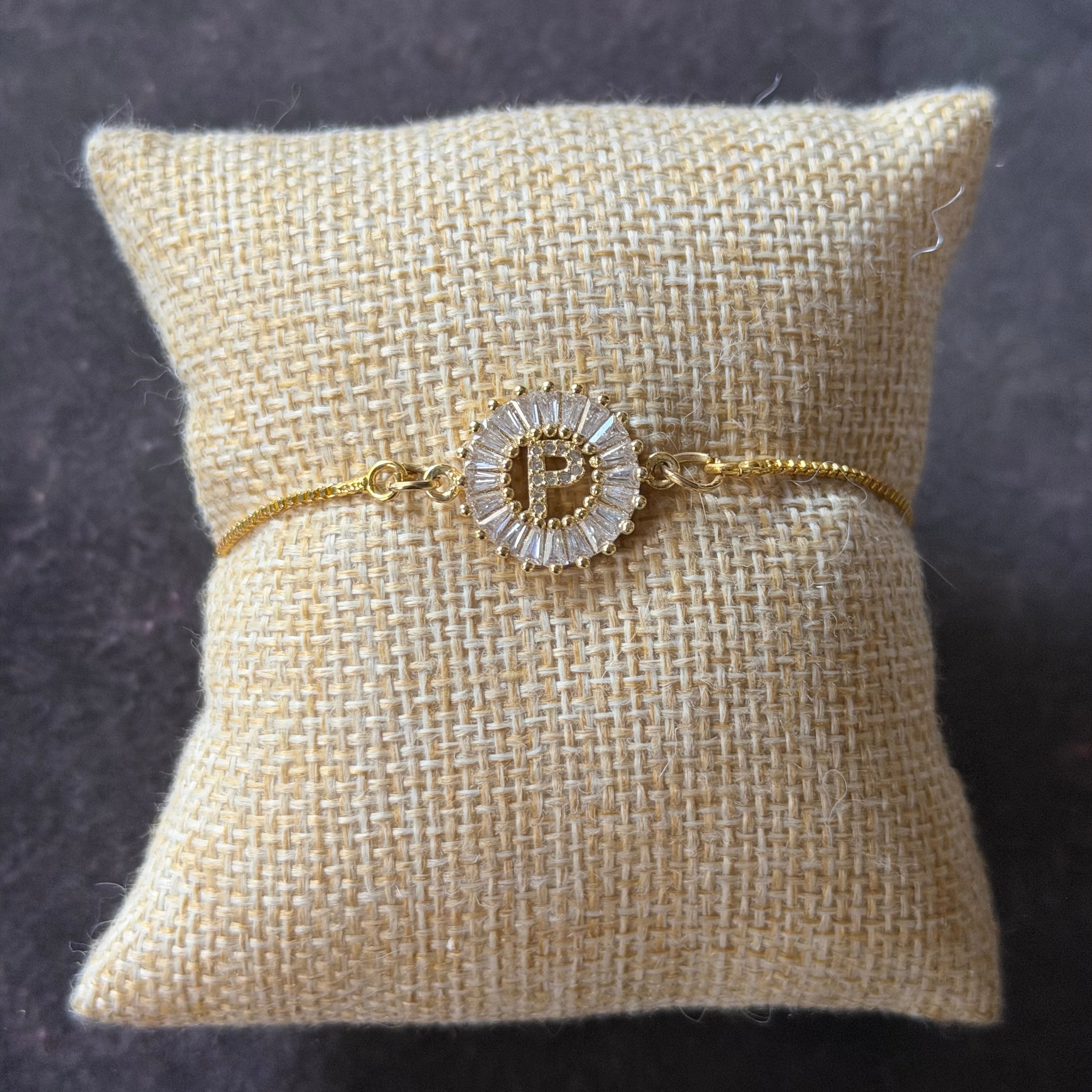 Brazalete con letra P