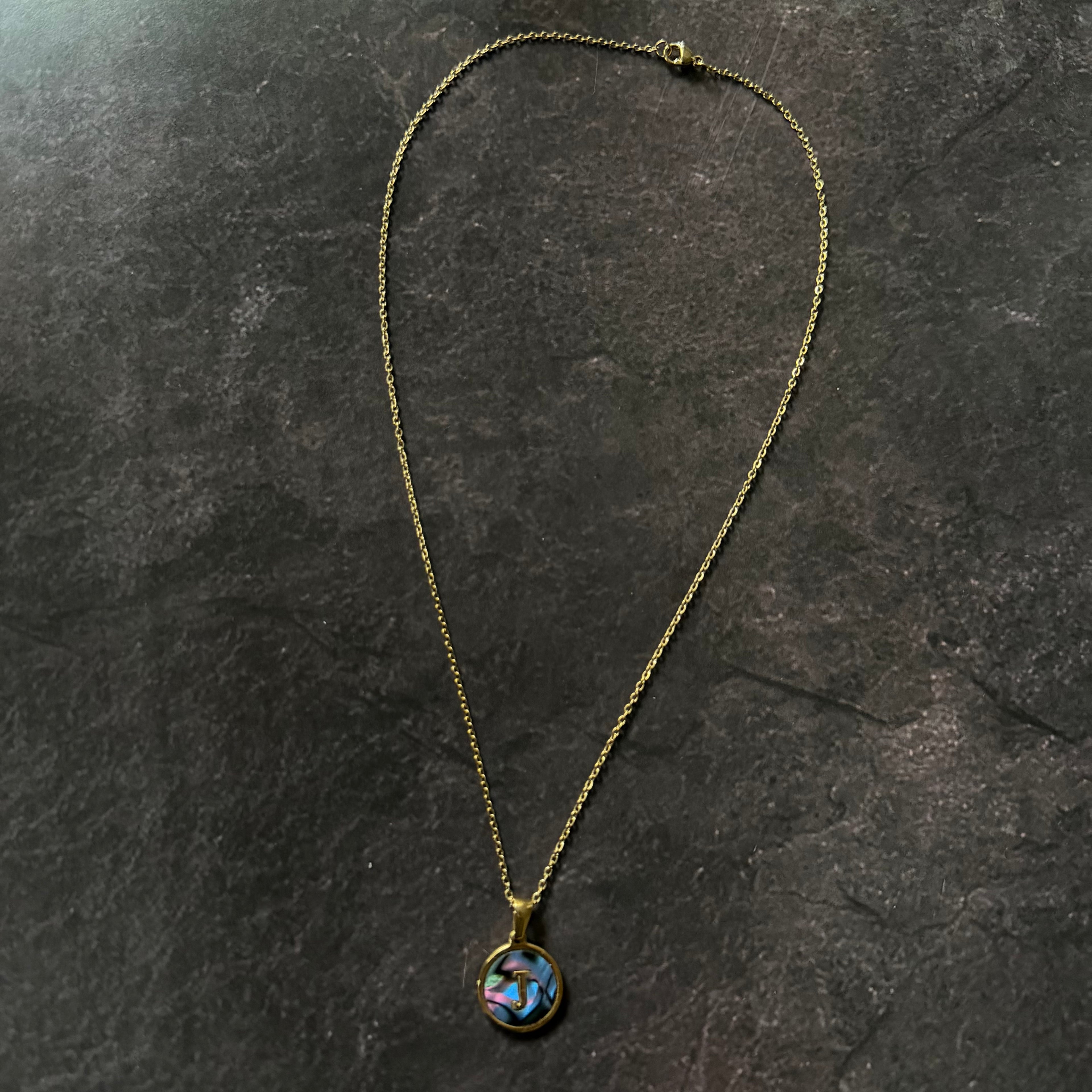 Collar con letra J
