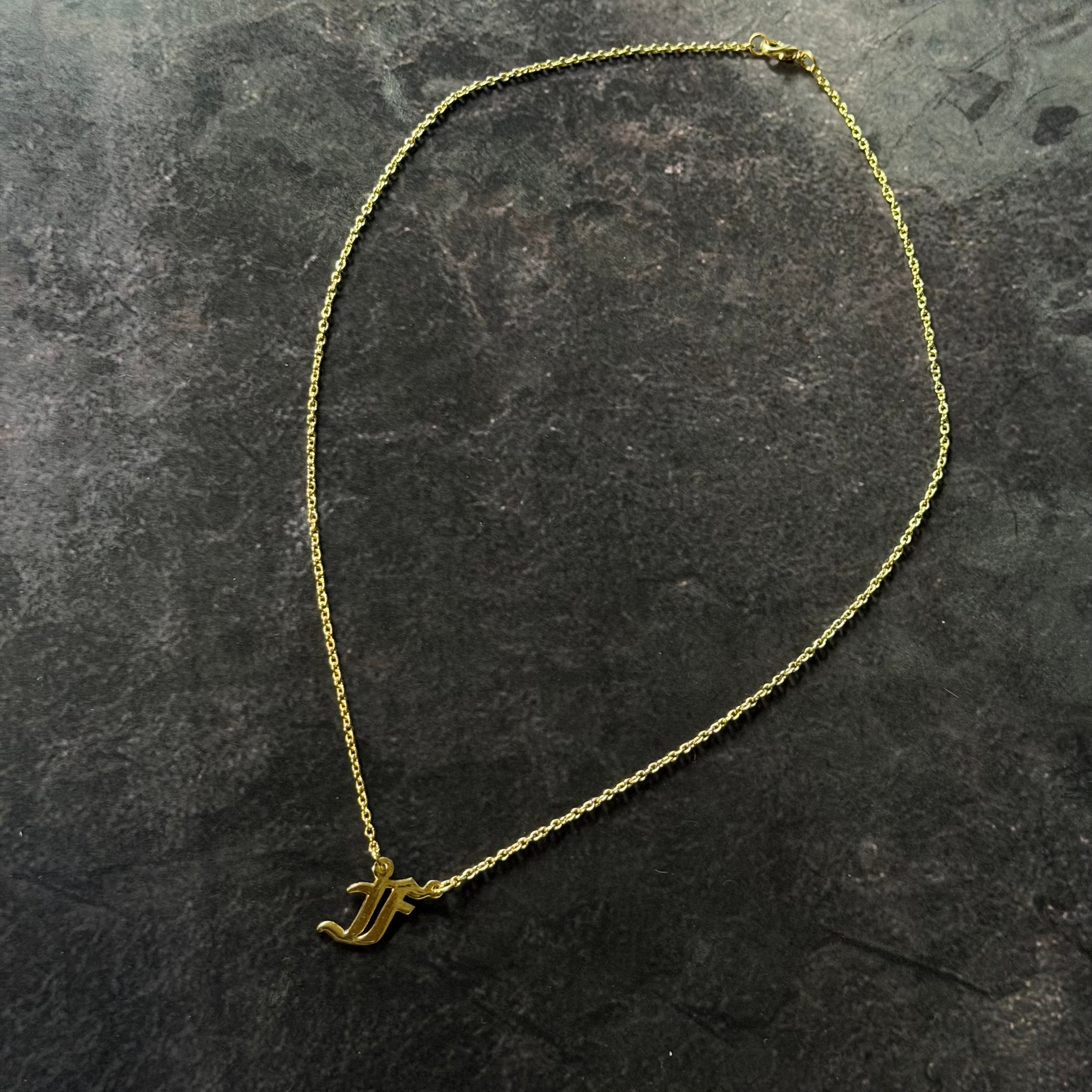Collar con inicial