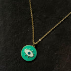 Collar con ojo verde