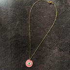 Collar con ojo rosa