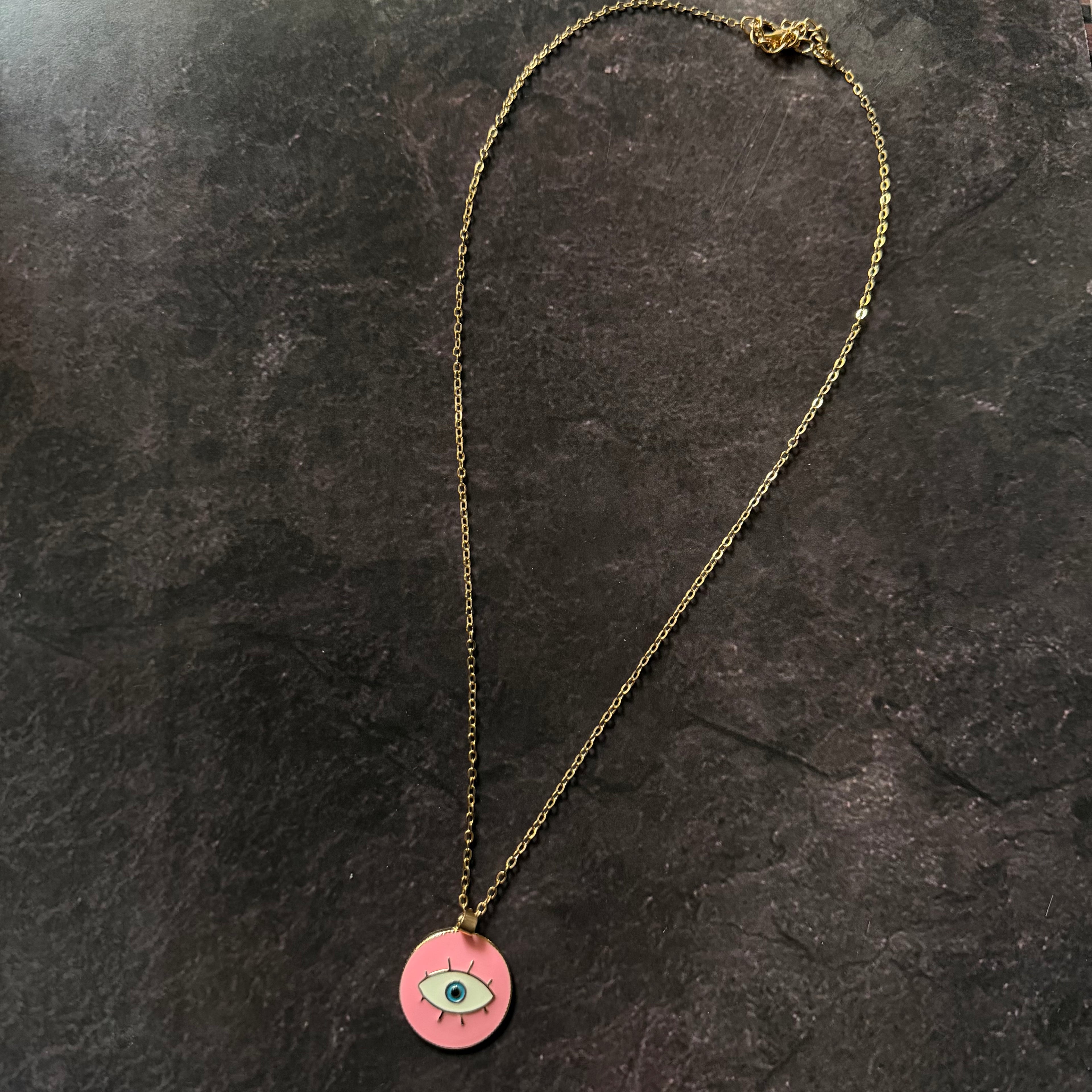 Collar con ojo rosa