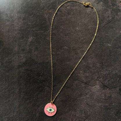 Collar con ojo rosa