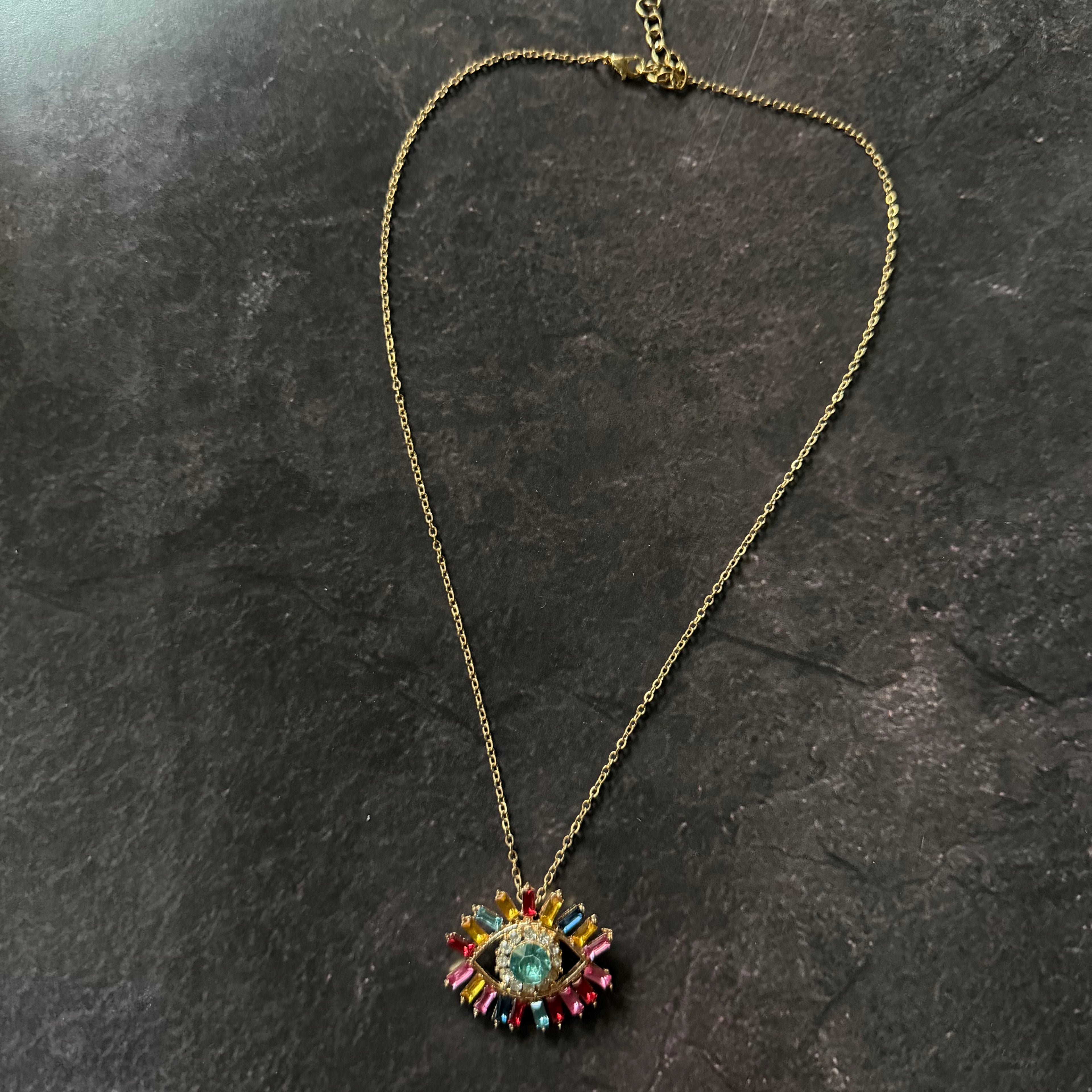 Ojo con zirconias de colores