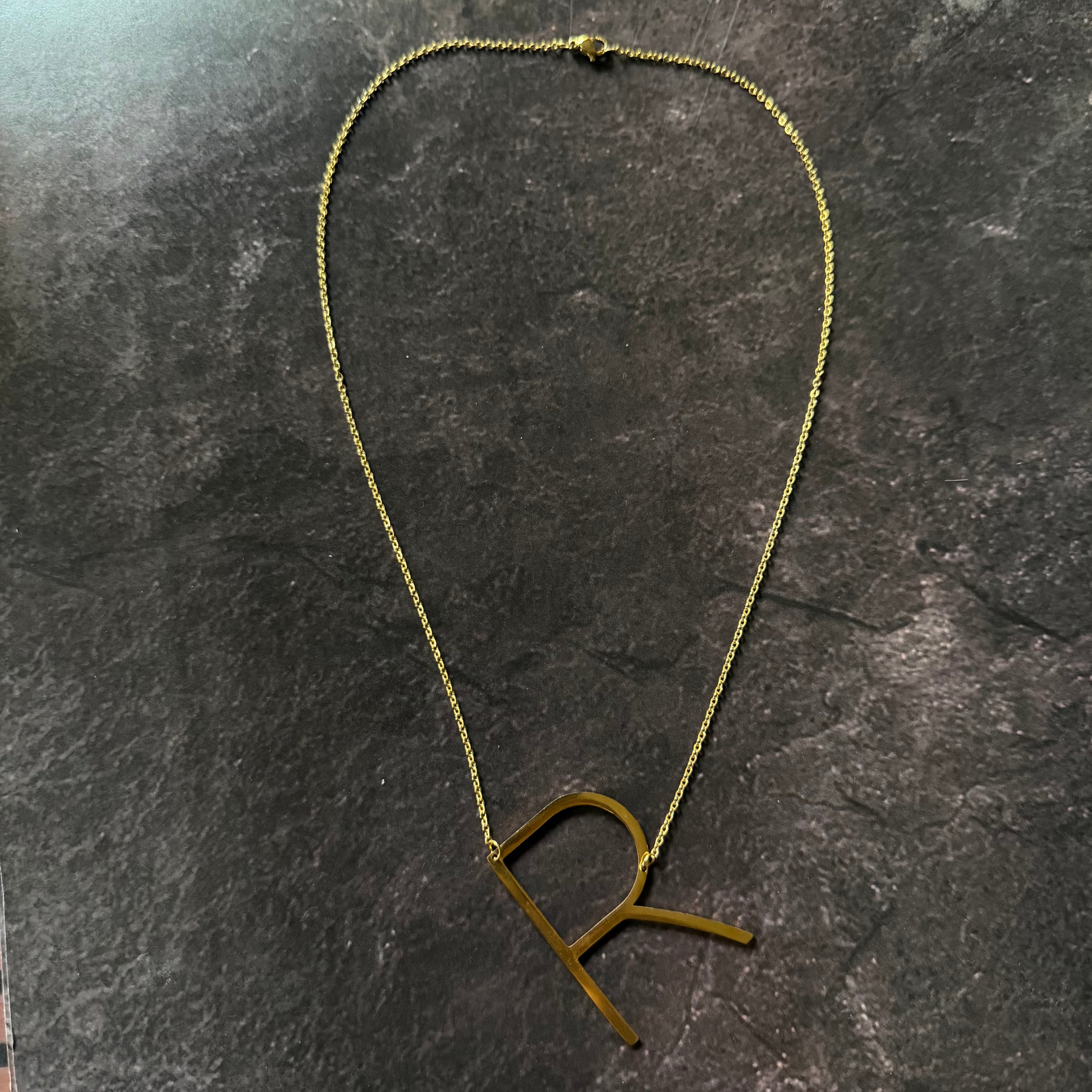 Collar con inicial R