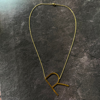 Collar con inicial R