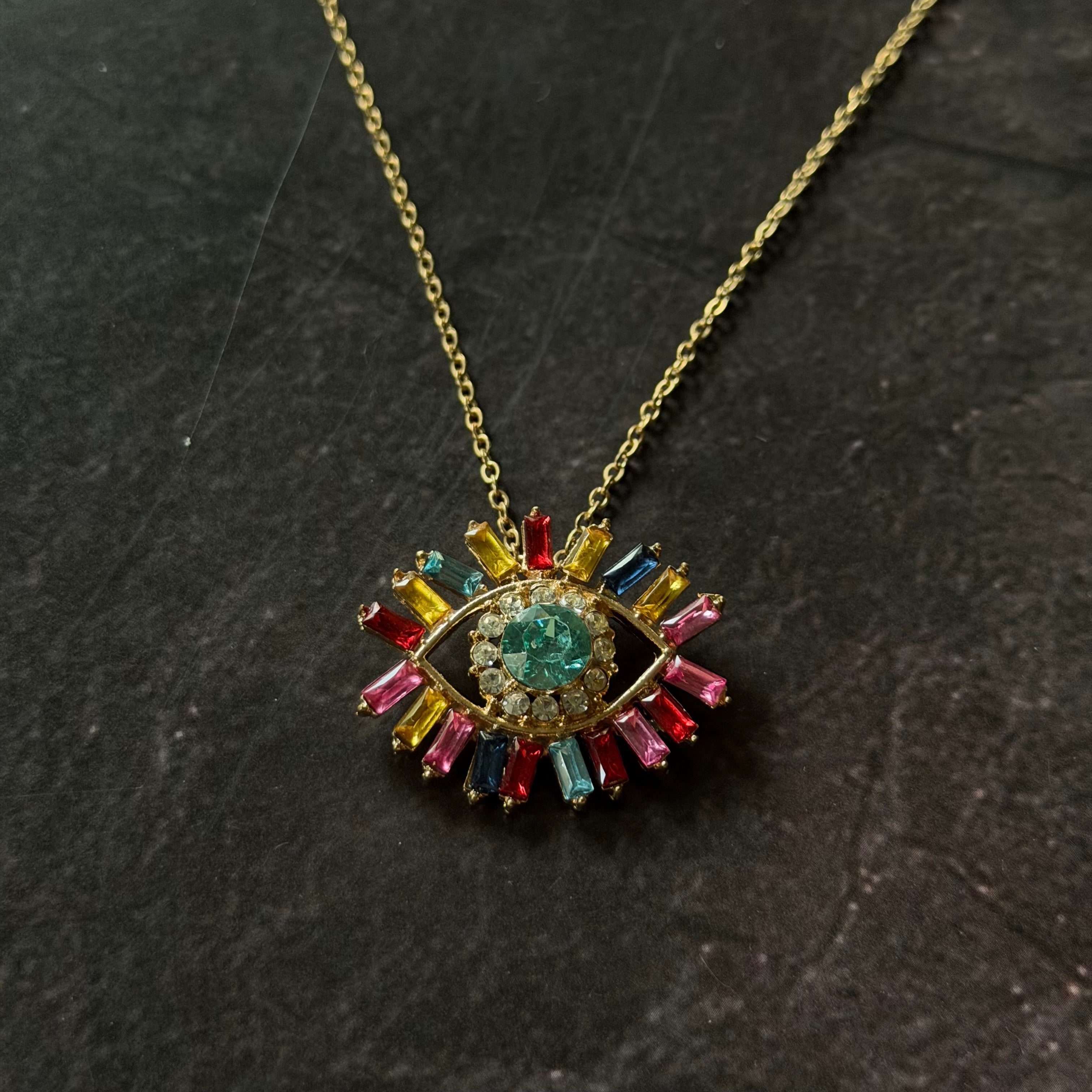 Ojo con zirconias de colores