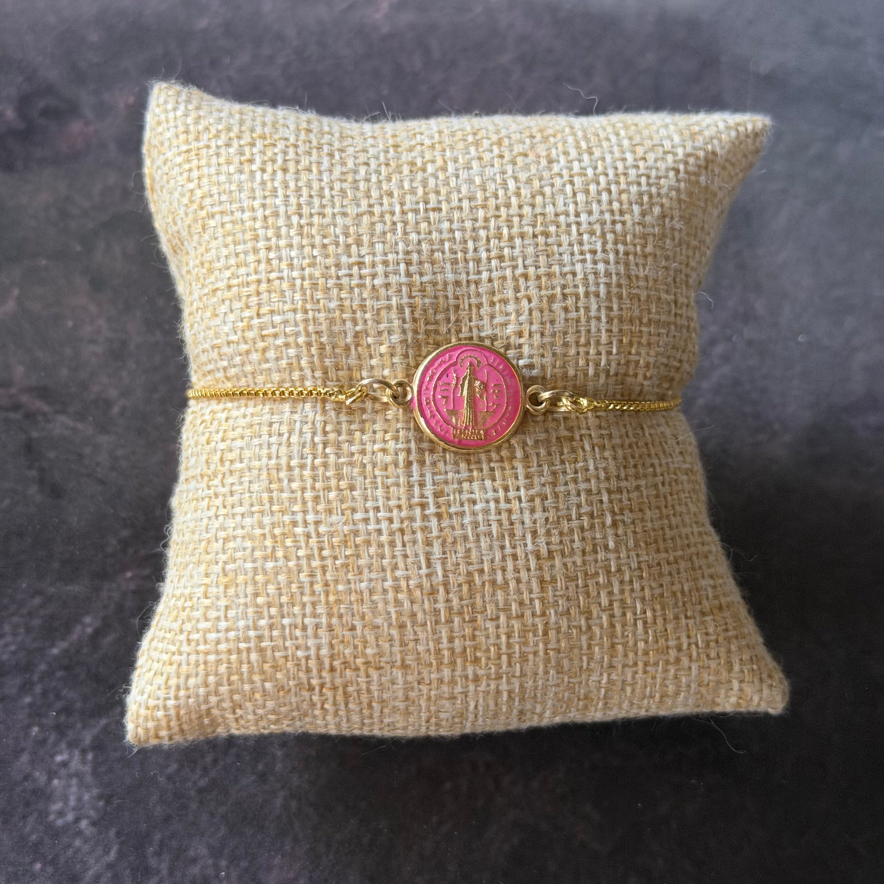Brazalete con medalla